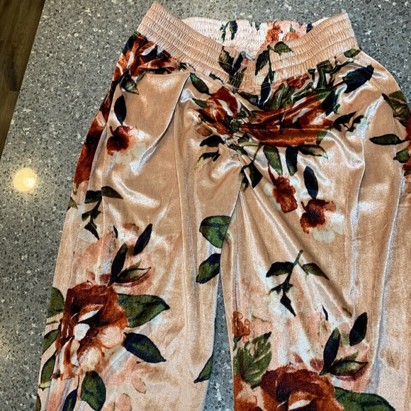 Cute Booty pants - Picture 3 of 4